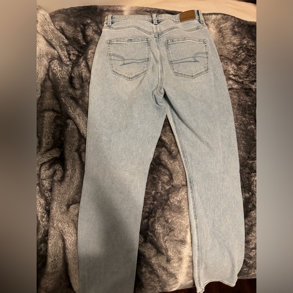 AMERICAN EAGLE LIGHT WASH MOM JEANS SIZE 4 - Picture 3 of 4